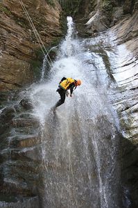 Le canyoning est une activité d'été de nature apparentée à la spéléologie, à la randonnée pédestre, à l'escalade et à l'alpinisme