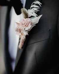 Den Artikel zum Bild findet ihr auf www.weddicted-feelings.de #wedding #hochzeit #hochzeitsinspiration #weddinginspiration #weddingideas #wirheiraten #hochzeit2021 #hochzeit2020 #wedding2021 #wedding2020 #isaidyes #brautpaar #verlobt #ehepaar #styledshoot #weddingshoot #bridalinspiration #bridalbouquet #lovestory #weddingtable #hochzeitsdekoration #bohowedding #bohohochzeit #boho #groom #groomstyle #boutonniere
