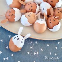 Niedliche naturfarbene Osterhäschen aus braunen und weißen Eierschalen. Die Anleitung findet ihr auf dem Honigkukuk-Blog. Frohe Ostern! #osterdeko #osterschmuck #osterhäschen #eierschalen #naturmaterial