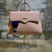Borsa realizzato in ecopelle con pon-pon Blu, di alta qualità. Scritta Love Moschino frontale. Materiale interno: tessuto. Chiusura con bottone magnetico su patta. Completo di sacco anti polvere con logo "Love Moschino".