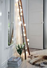 4 astuces pour passer un hiver douillet guirlande lumineuse, guirlande électrique, échelle, cosy, fourrure, peau de mouton, entrée, blanc La Chouette Echoppe