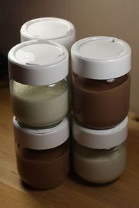 Maintenant que je maitrise les yaourts pour bébé, pourquoi ne pas m'attaquer aux crèmes dessert ? P'tit bonhomme aime beaucoup les desserts gourmands de chez Nestlé, autant à la vanille que biscuit...