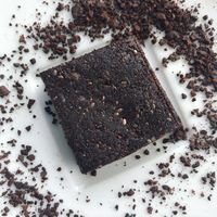 Vegan, no-bake brownies, smeuïg en vol van smaak.