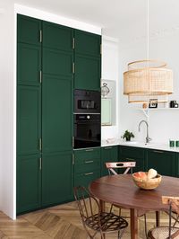 Des poignées aux façades en passant par les teintes à privilégier, découvrez les éléments indispensables pour créer une cuisine shaker! #ikeahack #plumkitchen #cuisineshaker #cuisineacadre #cuisinedevol #renovation #architecturedinterieur #poigneecoquille #timbredoffice #evierdebordant