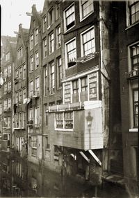 Oudezijds Achterburgwal, Amsterdam. Seen in a northerly direction with the back of houses Zeedijk. The house with the wooden extension is Zeedijk 74. Breitner, G.H., approx 1894