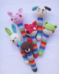 Kijk wat ik gevonden heb op Freubelweb.nl: gratis haakpatronen van Amigurumi Today om deze rammelaars te maken https://www.freubelweb.nl/freubel-zelf/gratis-haakpatroon-rammelaars/