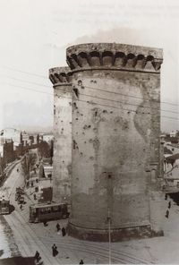 Las Torres de Quart fueron durante muchos años cárceles de la ciudad. Bajo el portal de las torres cruzaba el tranvía que desde la calle Ruzafa se dirigía hacia Extramurs.