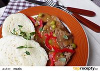 Pomalu tažené hovězí na tymiánu s hráškem a kapií recept - TopRecepty.cz