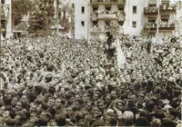 LA VIRGEN DE LOS DESAMPARADOS La virgen, durante su traslado por la plaza, con dos personas que le cantan y le lanzan piropos