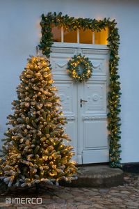 Lad din udendørs julepynt være klassisk og julede med gran og lyskæder. Med lysene skaber du en hyggelig stemning, og giver dine gæster en dejlig velkomst. #julepynt #udendørs #udendørsjulepynt #julelys #christmasdecor #christmas #christmaslights