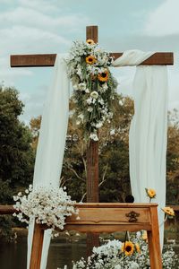 Cruz casamento Girassóis e flores brancas