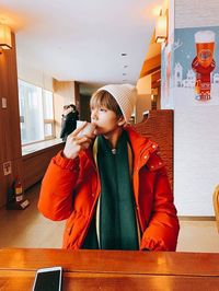 시즈니들.....여러분은 지금 18살이 된기념으로 쨈형이 좋아하는 커피를 마시고 있는한 모찌를 보고있습니다.... #사실 #핫초코 #미세먼지 #조심하세요 #회장님이 #찍어주심 #g_sung