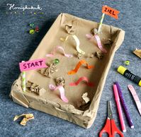 Mit diesem Murmel-Labyrinth könnt ihr eure Geschicklichkeit trainieren, indem ihr die Murmel nacheinander durch alle Regenwürmer balanciert. Und so wird's gemacht: 1. Einen Schuhkartondeckel mit Packpapier einschlagen ✮ 2. Aus bunten Papierstreifen Regenwürmer schneiden und bemalen ✮ 3. Die Würmer zu Toren biegen, falten und in den Deckel kleben ✮ 4. Packpapierstücke zerknautschen und das Labyrinth damit gestalten ✮ 5. Start und Ziel markieren ✮ #regenwurm #labyrinth #basteln #murmelspiel