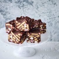 4 Ingredient Cookies & Cream Rocky Road 😆 SWIPE 👉 To S #chocoholic #chocolat #chocolate #chocolatelover #chocolates #chocolovers #dessert #desserts #keto #ketodiet #ketofriendly #ketorecipes #milkchocolate #nobake #nobakedessert #peanut #peanutbutterlover #recipe #reel #reels #reelsinstagram #vegan #vegandessert #veganfood #veganfriendly #veganrecip #veganrecipes