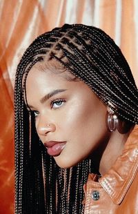 Envie de changer de coiffure ? Retrouvez sur notre boutique en ligne une sélection de mèches afin de réaliser tout type de coiffure tel quedes : braids, fausse locks, twist, nattes couchés .. #fausselocks #locks #braid #ButterflyTwists #passiontwist #knotlessbraids #knotless #braids #tresses #nattes #nattescouches #twist #vanilles