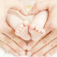 Photo de naissance : les pieds dans les mains