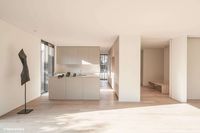 Das neue Zuhause einer vierköpfigen Familie reiht sich auf den ersten flüchtigen Blick zurückhaltend in die Folge von freistehenden Einfamilienhäuser…