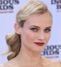 Sometimes simplicity is simply perfect. Visible bobby pins are a restrained, minimalist accessory for Fall 2019. #fallhairtrends #fall2019 #bobbypins #accessories #hairaccessories