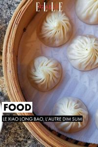 On connaissait déjà les dim sum, les raviolis emblématiques de la cuisine chinoise et le bao, la petite brioche monument de la street food chinoise. Plus chic et plus fin, voici le xiao long bao. Qu’est-ce que c’est ? Une petite brioche fermée comme une bourse, garnie d’une farce et d’un délicieux bouillon juteux qui fait le bonheur des foodies. Pour ne pas faire l’amalgame, on a demandé au chef Seng Chen du Peninsula (restaurant LiLi) de nous expliquer les différences. Décryptage.