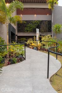 Lounge SEBRAE – Georgia Suassuna, Carlos Chaves, Marcos Valério. Cheio de plantas tropicais, o espaço Sebrae é um local multifuncional cujo estilo de projeto faz alusão á arquitetura orgânica do Tambaú Hotel, sede da mostra. O espaço também o local de passagem dos visitantes que vão para os restaurantes e dos hóspedes do hotel que vão para a praia.