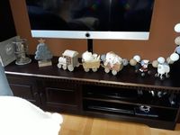 Kleines Arrangement mit Eisenbahn deren Hänger ich mit selbstgebastelten Dekokugeln beladen habe.