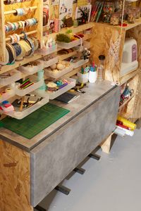 Travail du bois, plomberie, électricité, loisirs créatifs... autant d’activités qui peuvent nécessiter un vrai atelier. Vous êtes peut être amené à bricoler régulièrement, mais où s’installer quand la place fait défaut ? Pourquoi pas dans le garage ? En optimisant l’espace, ces quelques mètres carrés peuvent aisément accueillir deux postes de travail bien définis, de nombreux rangements ainsi que de petits ou de gros équipements pour tous vos projets DIY ! Découvrez comment l’aménager.