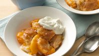 Less is more when it comes to ingredients, and sometimes the simplest dessert is the most delicious! This easy peach cobbler recipe is a quick way to create an American favorite bursting with fresh fruit and decadent flavors. It's perfect for your weekday fix and made easy with Bisquick™ mix. Here's how to make peach cobbler in a jiffy.