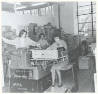 Spaarnwouderstraat Meisjes van de inpakafdeling van de zeepfabriek "Het Klaverblad", ca. 1965.