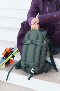 Voici un sac à dos confortable et durable aussi bien pratique en ville qu’à la montagne. Avec des sangles de ski et une sangle de taille amovible, emportez-les partout avec confort et style. Sac à dos de la marque Douchebags