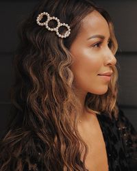 Para quem quer mudar o cabelo, mas sem fazer nada radical, as luzes caramelo são a opção perfeita! Elas renovam o look com discrição e estilo, além de trazerem um iluminado incrível. Veja exemplos e tutoriais para inspirar a sua mudança de visual! #cabelo #luzes #caramelo #visual #dicas #inspiração #tutoriais #iluminado