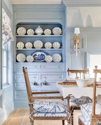 Amy | Havensent on Instagram: "Can’t decide which I love more — the stunning plate display, scalloped-edged table or custom chair cushions 😍 All so fabulous in this beautiful dining room by @the_fox_group_ 💙💙 📷: @lindsay_salazar_photography for @housebeautiful"