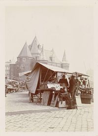 De Nieuwmarkt in Amsterdam with De Waag in the background, James Higson, 1904