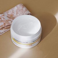 Les cheveux secs et cassants sont le résultat d’une sous-production de sébum. Il faut donc adopter une routine spéciale cheveux secs afin de réparer vos cheveux en profondeur. Pour le choix du shampoing, optez pour un produit qui hydratera et réparera la fibre capillaire afin de révéler la beauté de vos cheveux. N’hésitez pas à utiliser des crèmes réparatrices et des masques qui vont venir nourrir en profondeur la fibre de vos cheveux. ✨ Découvrez la gamme dans nos salons ou sur notre e-shop.
