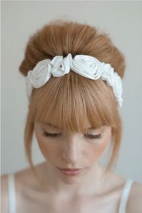 Des idées de coiffure serre tête pour mariage et cérémonie, des conseils pour porter ses accessoires avec cheveux courts et longs.