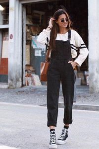 Look: Linda cartera negra, el sueño de toda mujer - María Valdés - Trendtation