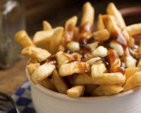 Poutine du Québec en version minceur : http://www.fourchette-et-bikini.fr/recettes/recettes-minceur/poutine-du-quebec-en-version-minceur.html