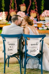 Casamento na praia destaca o Viva Magenta, a cor do ano de 2023