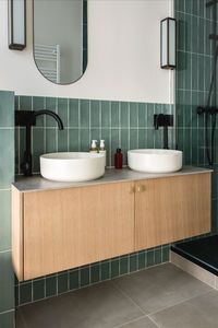 Comme la styliste Elise Chalmin, optez pour des caissons de cuisine Metod vendus par Ikea et habillez-les de portes en Chêne naturel Plum pour créer un meuble vasque inattendu et contemporain