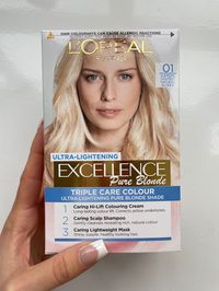 Seguimos haciendo reviews de productos para el cabello. Hoy os traigo mi opinión sobre el tinte Excellence Pure Blonde de L’Oréal. Uno de los tintes de supermercado más populares para un aclarado intenso del cabello. Os voy a contar en mi primer cuál es mi color y para qué uso este tinte este tinte súper aclarante de L’Oréal. Así podréis compararlo con vuestra situación personal y ver si os funciona o no. En concreto estoy usando el tono Pure Blonde 01 Rubio Ultra Claro Natural.