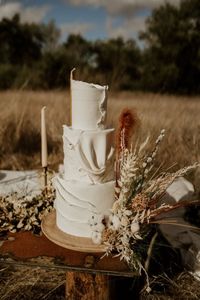 Tendências para casamentos em 2020. Bolo de casamento branco decorado com flores secas. #weddingtrends #wedding #casamento #casamento2020 #tendencias2020 #weddingdecor #weddingcake #bolodecasamento #folk #bohowedding