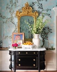 Eventful PR -Sharyn Smith on Instagram: “Wallcovering Wednesday Welcoming vignette by @melanieturnerinteriors @schumacher1889 #wallpaperwednesday #walldetails #welcoming…”