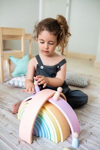 Juguetes de madera de la marca Oursiwood. Arcoiris diseñado siguiendo la pedagogía Waldorf.