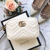 Fundada em 1921 em Florença, a Gucci é uma das marcas que lideram a moda de luxo no mundo, renomada pela criatividade, inovação e a tradição artesanal italiana.