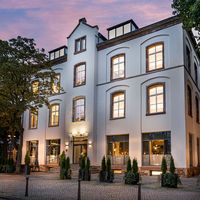 There was a time not so long ago when we wouldn’t have expected a city of Saarbrücken’s size, as appealingly cosmopolitan as it is, to be furnished with a boutique hotel of this caliber. But in the 2020s, you never know where you’re going to find a hotel like Esplanade, housed in a charming 19th-century school building on Max Ophüls Square in the atmospheric Nauwieser district.