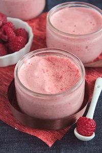 Mousse à la framboise : pour 3 personnes : purée 150 g, 3 blancs d'oeuf - 100 ml, 60 g sucre, 6 g de gélatine en poudre