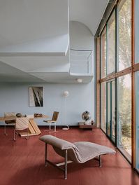A playful lair for a collector and a connoisseur of life, this former factory converted into a home reflects the owner’s passion for colour, art objects and hosting good friends. Inside, an audacious red floor finished with the irregular texture of Legno+Color Small is cast in the warm light of the sun.