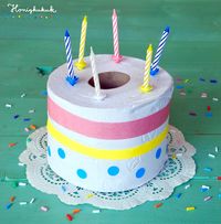 Zum Geburtstag viel Glück! Diese Torte haben wir gestern für unseren Nachbarn "gebacken". Wir hatten ihm angeboten etwas aus dem Supermarkt mitzubringen. Sein einziger Wunsch: Klopapier. Konnten wir nicht erfüllen, gab es nicht. Also haben wir ihm eine unserer Rollen zurechtgemacht und es wurde herzlich miteinander gelacht… #corona #toiletpaper #coronaklopapier #kidscraft #klopapierchallenge #klopapier #toiletpapershortage #geburtstagstort #coronahumor #bastelnmitkindern