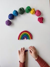 Liebt ihr Knete auch so sehr? Mit diesem kinderleichten Rezept könnt ihr eure Knete ab jetzt selber machen #sensoryplay #knete #ideenfürkinder