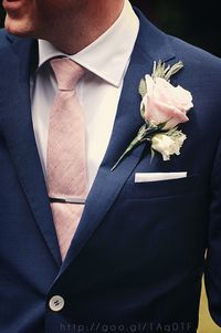 The prettiest of details - pink and blue groomsmen attire #groomsmenattire #groom #bouttoniere
