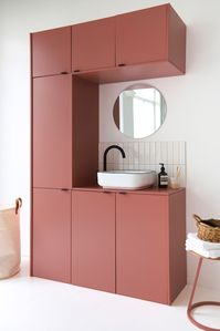 Une arche de salle de bain en laque mate Argile, agencement de salle de bain rouge, salle de bain terracotta, terracotta bathroom, meuble vasque rouge, meuble vasque dressing